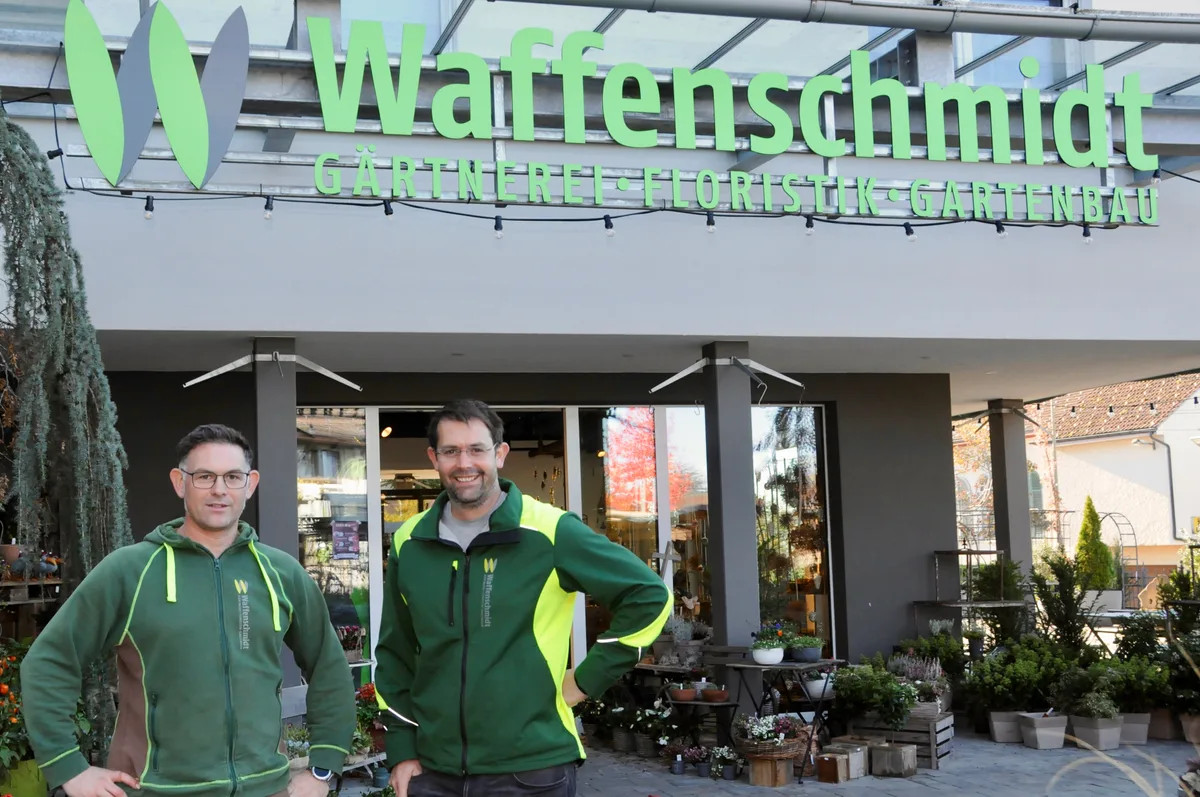 Man sieht zwei Gärtner vor dem Gartencenter Waffenschmidt.
